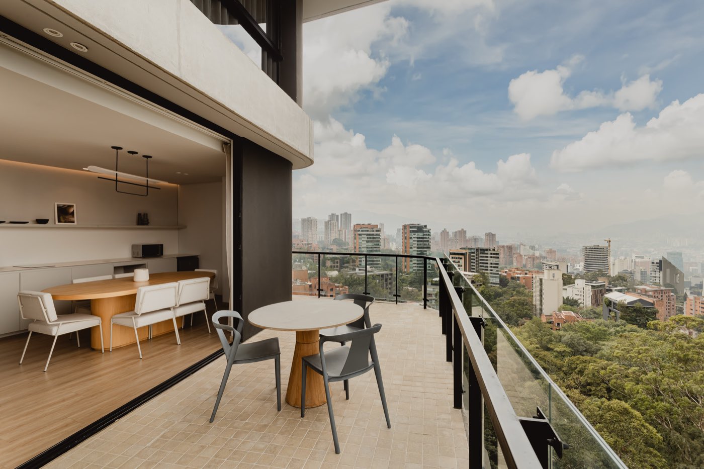 Terraza privada de Deluxe Terrace con vista a Medellín, acabado Blanc